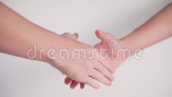 两个年轻人在白色背景上握手视频的预览图
