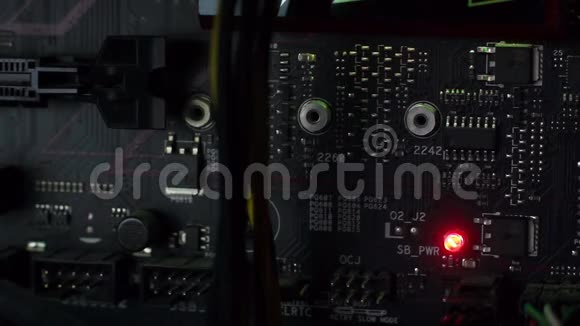 黑色主板配红色LED视频的预览图