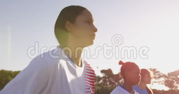 女足球运动员头部4k拍球视频的预览图