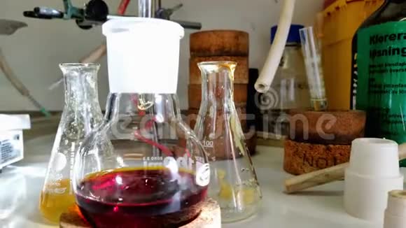 深棕色化学溶液过滤通过滴速慢动作进行药用化学视频的预览图