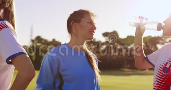 女性足球运动员饮水4k的侧视图视频的预览图