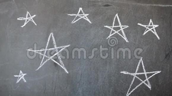 用粉笔在黑板上画画明星背景视频的预览图