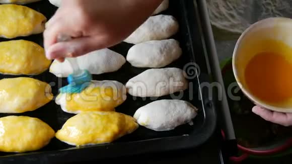 有机硅厨房刷润滑长圆形面团球与一个打蛋自制烘焙烤片上的面团视频的预览图