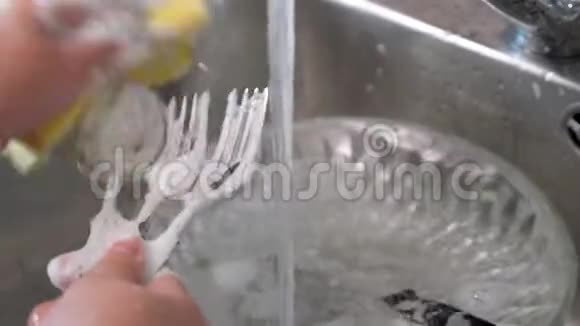 女人用手洗盘子双手特写视频的预览图