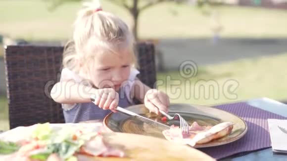 在街上吃披萨的小女孩视频的预览图