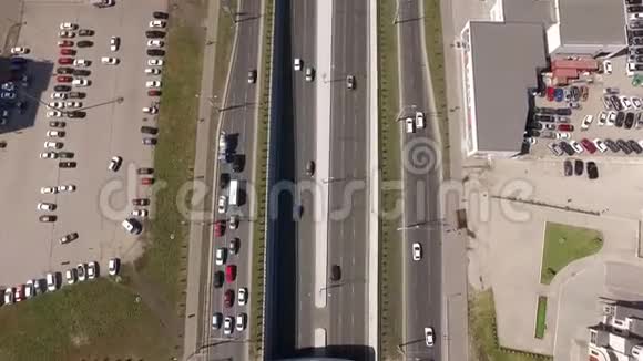 城市道路和停车区的汽车交通移动鸟瞰图视频的预览图