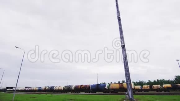 在多云的天空下铁路上装有石油产品蓄水池的列车视频的预览图