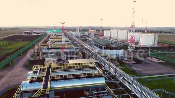 在炼油厂的上方可以看到巨大的油罐和天然气产品视频的预览图