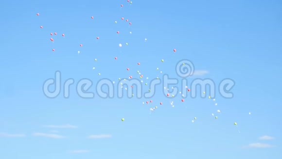 在多云的天空背景下气球呈白色和两种蓝色视频的预览图
