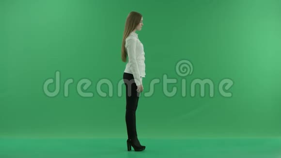 快乐的商务女性正站在绿色屏幕的右边打电话视频的预览图