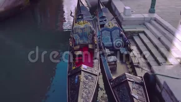 两个威尼斯贡多拉斯浮在水面上视频的预览图