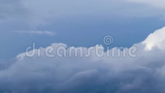 时间推移移动滚动的白色和灰色云时间推移横向到框架蓝天上有浅白和深灰色的云视频的预览图