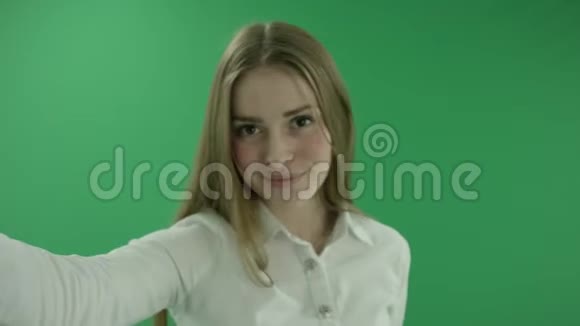 金发的年轻商务女性正站在绿色屏幕前自拍展示不同版本的视频的预览图