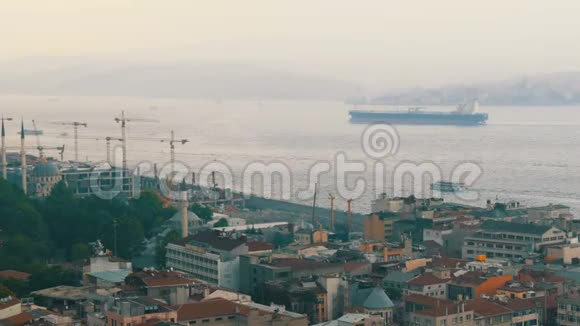 美丽伊斯坦布尔的全景桥船屋顶汽车房子天空从举世闻名的高地俯瞰视频的预览图