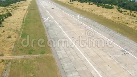 飞越废弃的机场跑道空中镜头视频的预览图