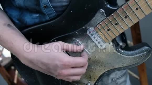 人能手弹吉他特写使用电声和弦乐4K视频的预览图