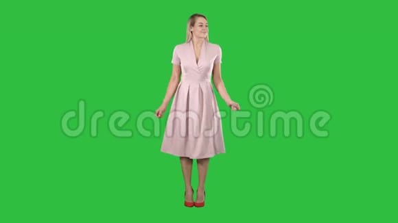 金发女士穿着粉红色的裙子在绿色屏幕上跳舞Chroma键视频的预览图