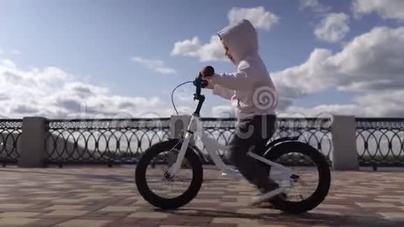 可爱的34岁男孩学习骑第一跑平衡自行车视频的预览图