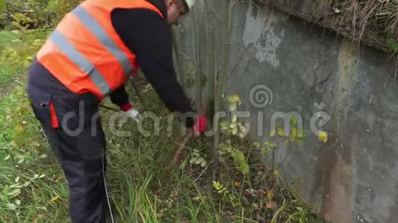 工人从灌木中清洁混凝土设计视频的预览图