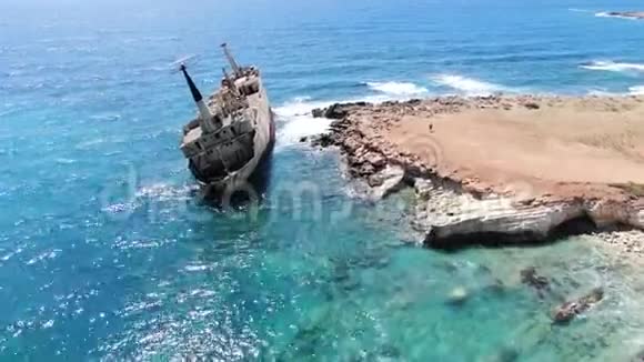 海上海岸鸟瞰图带着破船飞越海岸线地中海和海岸从无人机射击视频的预览图