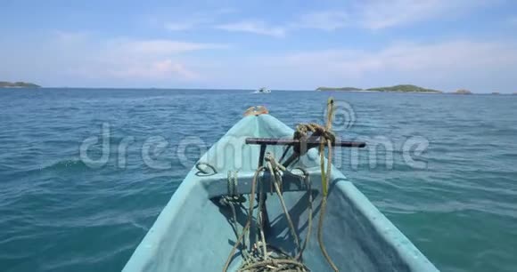 在一艘小渔船上短暂的海上旅行锚在船前划艇出海是一种极端的休息视频的预览图