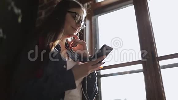 美丽的女孩在看她的手机视频视频的预览图