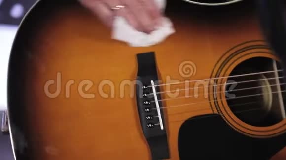 吉他手把吉他白布从灰尘中揉搓视频的预览图