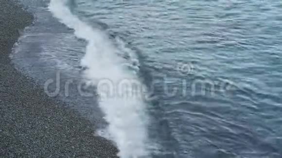 沙滩上海浪的特写镜头视频的预览图