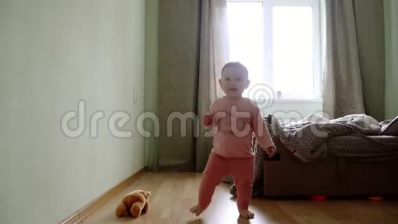 幼儿在客厅学习走路的第一步跌倒站起来视频的预览图