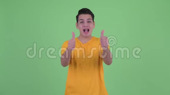 快乐的年轻多民族男子竖起大拇指神情激动视频的预览图