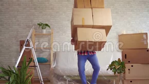 手里拿着大箱子的人倒在沙发上视频的预览图