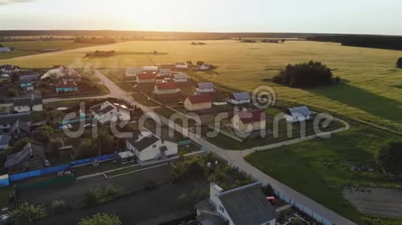 白俄罗斯村庄傍晚日落时鸟瞰视频的预览图