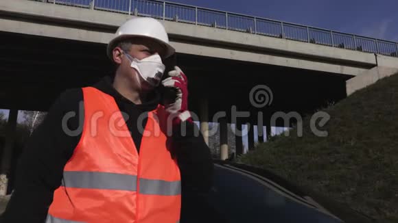 在桥上戴防毒面具的警察正在关闭交通视频的预览图