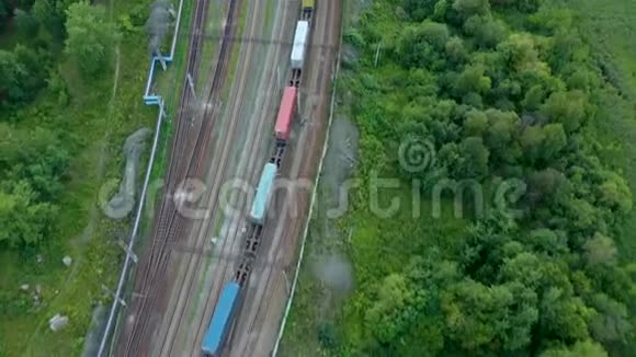 货物列车彩色货运列车的鸟瞰图火车站铁路上有货物的瓦贡人重工业视频的预览图