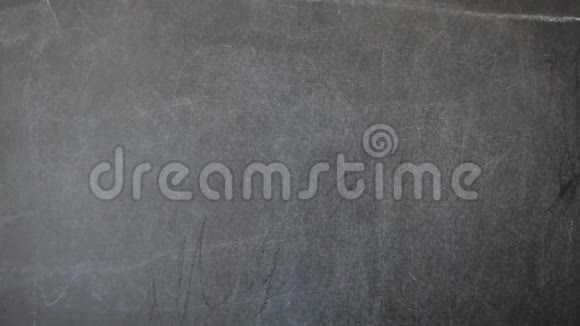 用粉笔在黑板上画画美元符号视频的预览图