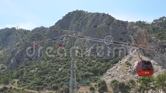 缆车背景上挂红色拖车土耳其安塔利亚视频的预览图