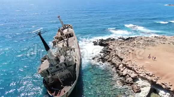 海上海岸鸟瞰图带着破船飞越海岸线地中海和海岸从无人机射击视频的预览图