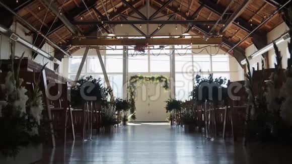 精美木质婚礼场地婚礼装饰视频的预览图