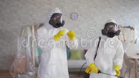 清洁服务人员或穿着防护服的科学家跳舞视频的预览图