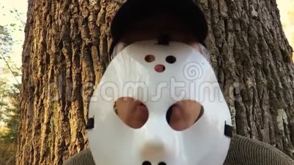 戴着万圣节面具的男人遮住脸和吸血鬼的牙齿视频的预览图