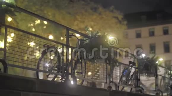 晚上骑自行车视频的预览图