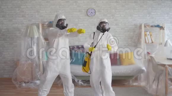 两名清洁工人或穿着防护服跳舞的科学家视频的预览图