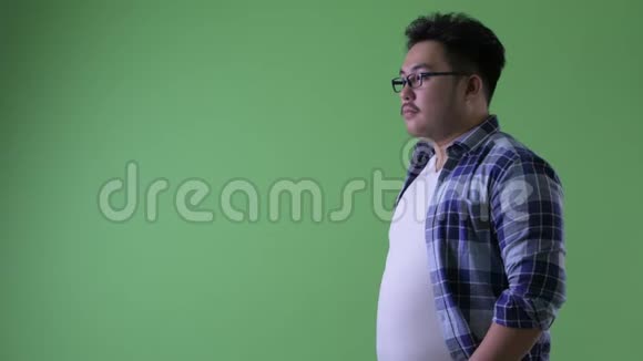 快乐年轻体重超重的亚洲时髦男人微笑的轮廓视频的预览图