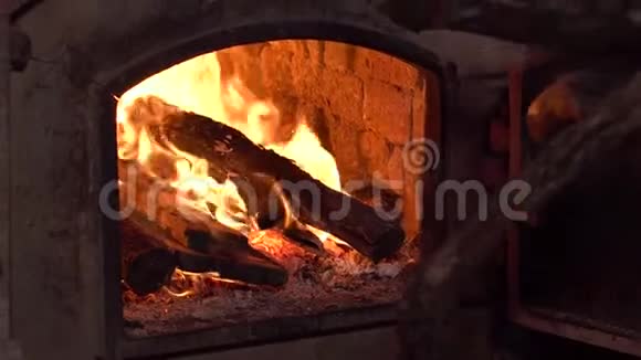 把木头装到乡下的木烤箱里壁炉里着火了4k夹子视频的预览图