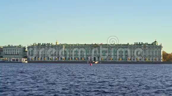 圣彼得堡冬宫背景下的一艘小船视频的预览图