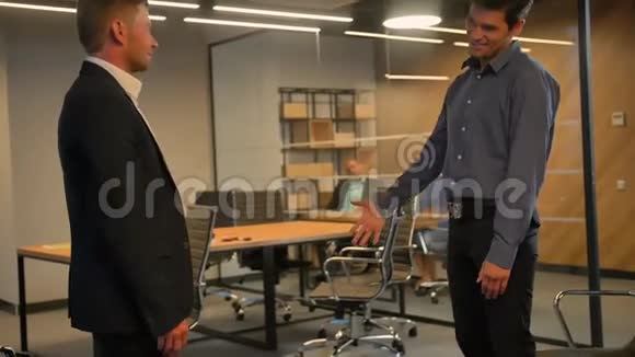 两位同事在现代商务办公室里握手视频的预览图