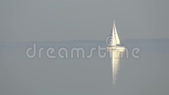 匈牙利巴拉顿平静湖上的白色帆船视频的预览图