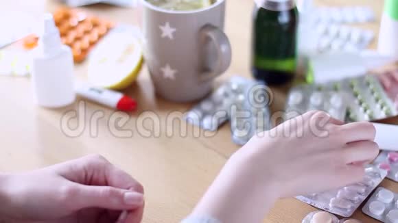 患流感的妇女吃药喝柠檬茶视频的预览图
