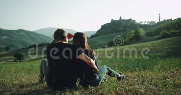 在迷人的风景中一对夫妇在一起度过浪漫的时光他们拥抱在一起视频的预览图