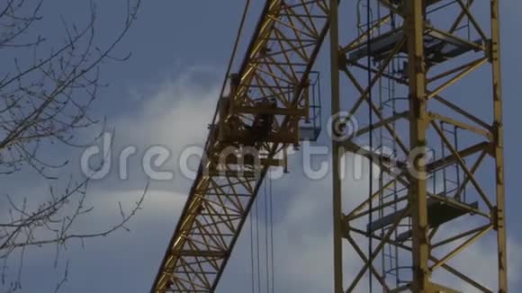 塔吊转动其吊臂视频的预览图
